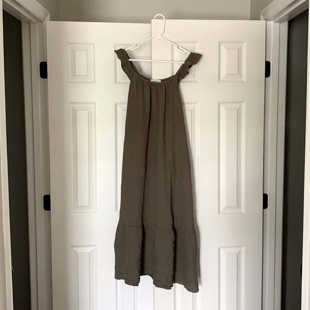 Maxi dress with olive green color.